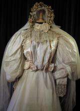 1890's Cream silk gown with puff-sleeves/32-34