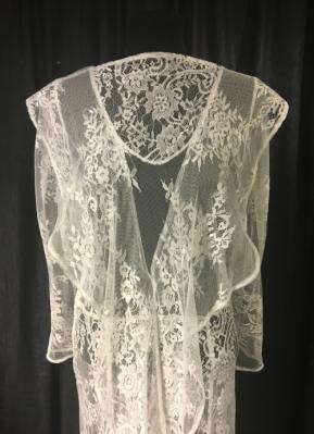 1930’s-style White lace gown with ruffle collar/40
