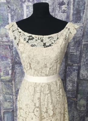 1930’s-style Khaki lace gown with small floral sleeves/40