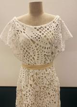 1930’s-style White paper-cut lace gown with train/40-42