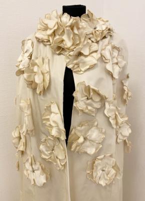 1960’s Ivory flower cape/38-40