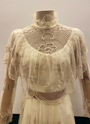 1970’s Cream Victorian-style lace gown/32-34