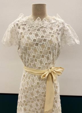 1930’s-style White graphic lace gown with train/38