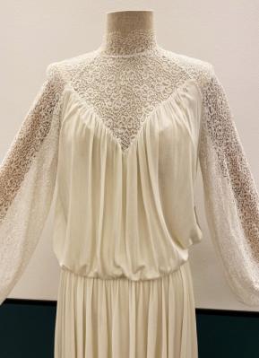 1970's Ivory gown with lace sleeves/36