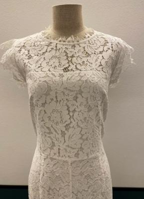 White lace gown with open back/38-40