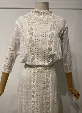 1905’s White cotton gown with eyelet lace/34-36