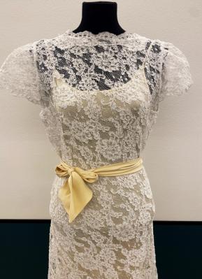 1930’s-style White ribbon lace dress with open back/38