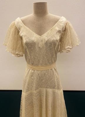 1980's Cream delicate lace gown with drop-waist/36